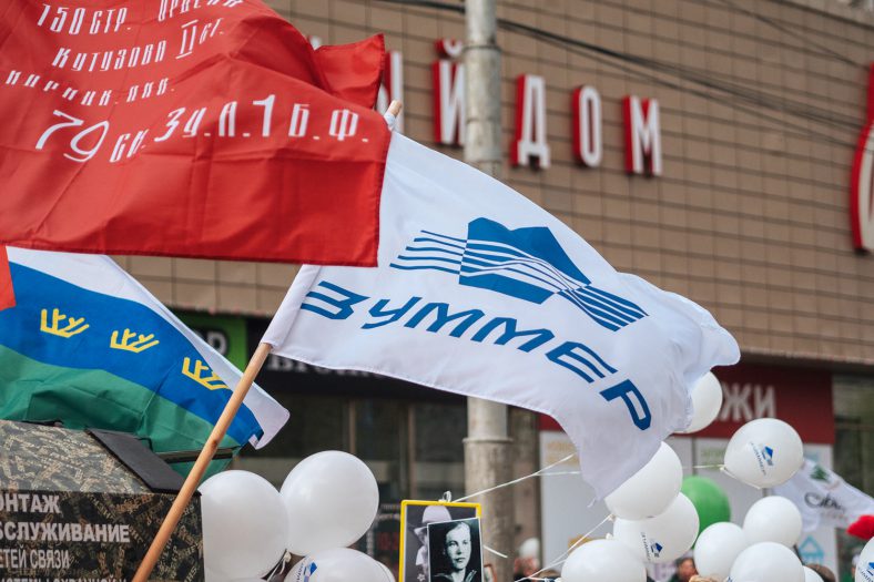 Колонна компании «Зуммер» участвовала в параде 9 мая